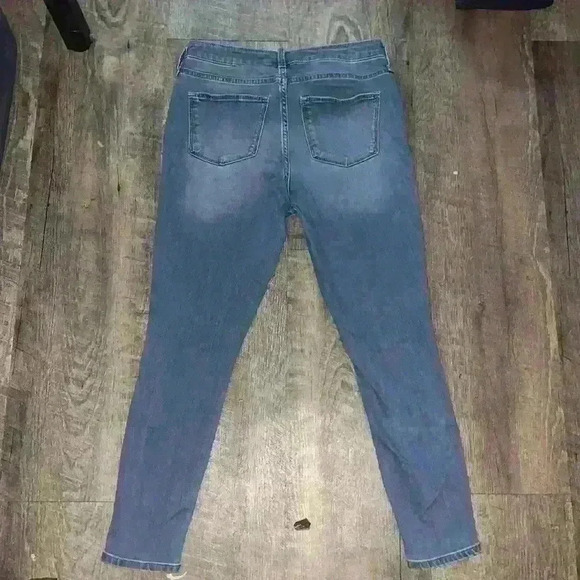 Universal Thread woman’s skinny jeans - Picture 4 of 4